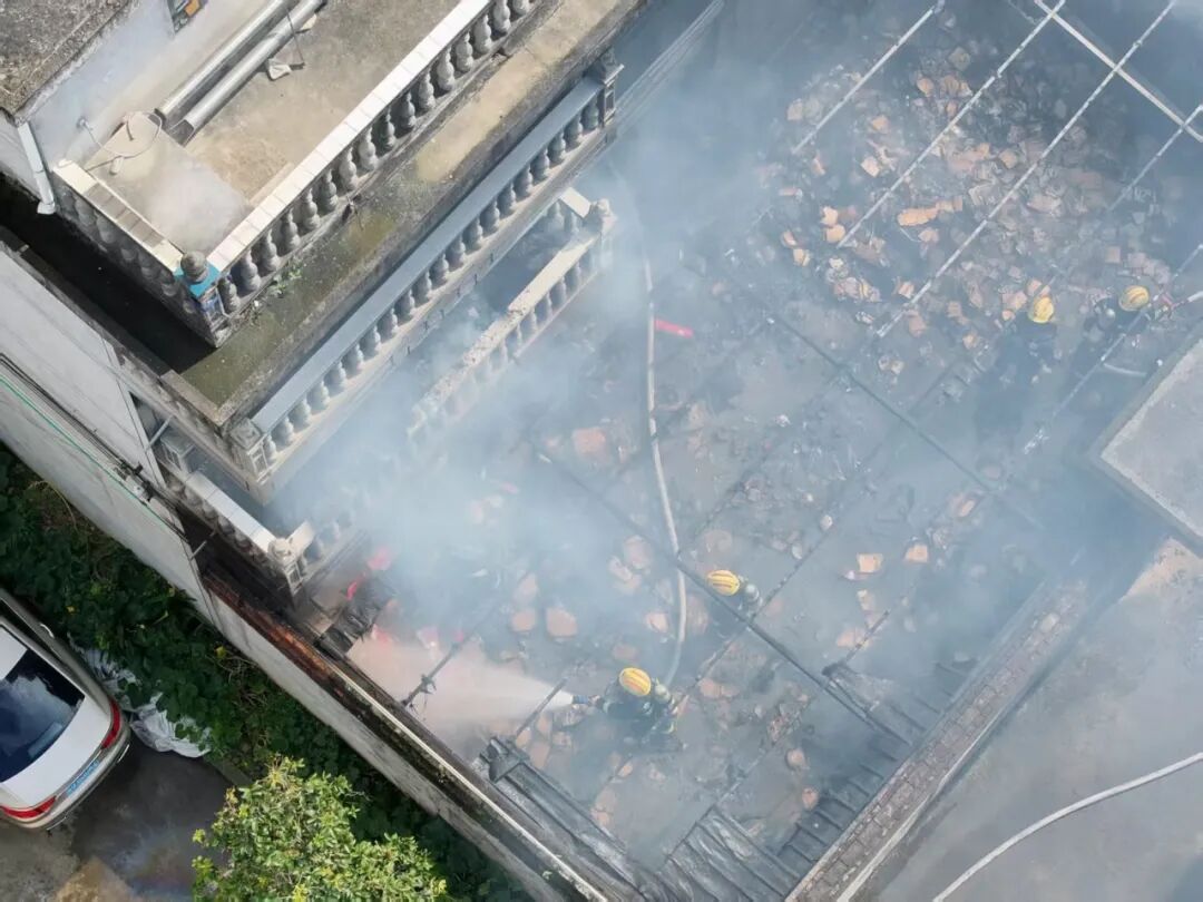 水晶球悄悄“纵火”?原因早已写在初中物理课本里 水晶球悄悄“纵火”?原因早已写在初中物理课本里