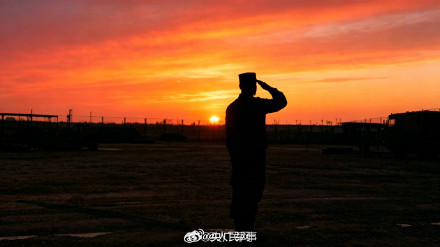 与霞光同框!子弟兵超帅光影大片 与霞光同框!子弟兵超帅光影大片