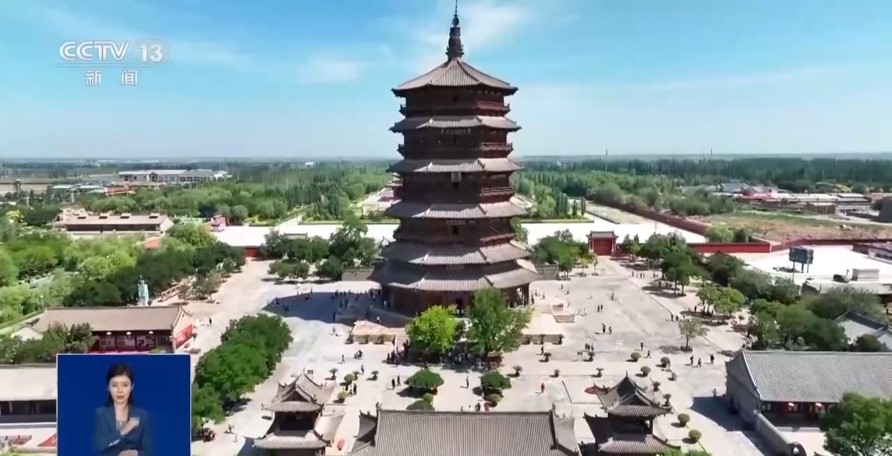 男子悬空寺横梁做引体向上 公安机关已立案调查 男子悬空寺横梁做引体向上 公安机关已立案调查