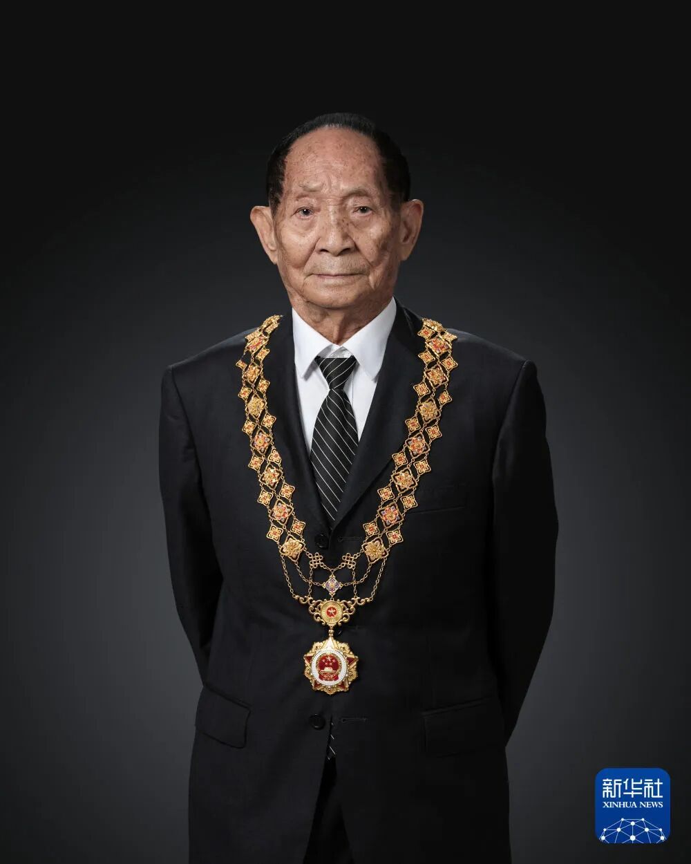 今天,我们格外怀念他 今天,我们格外怀念他