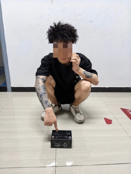 男子为炫耀“胆子大”去偷摩托车电瓶 3小时后被抓 男子为炫耀“胆子大”去偷摩托车电瓶 3小时后被抓