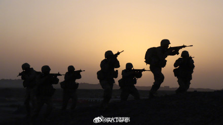 与霞光同框!子弟兵超帅光影大片 与霞光同框!子弟兵超帅光影大片