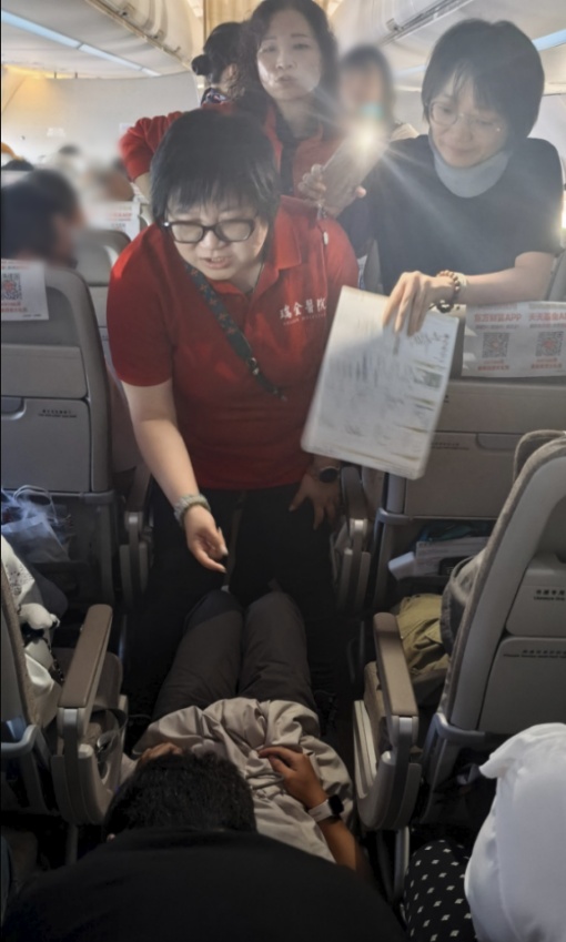 航班上一男乘客突然倒地、意识全无!一群瑞金专家冲了出来,狭窄过道成"急救室" 航班上一男乘客突然倒地、意识全无!一群瑞金专家冲了出来,狭窄过道成"急救室"