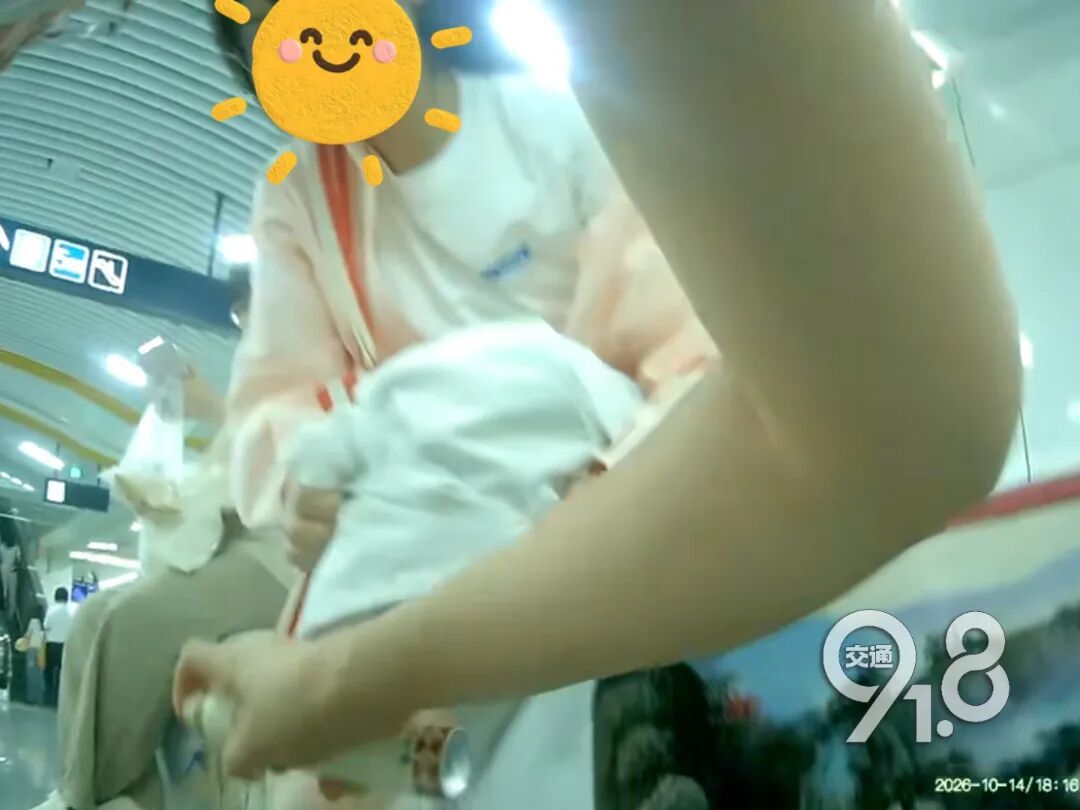 事发杭州晚高峰,女乘客换乘时一脚踩空!接下来一幕乘客直呼:反应速度绝了! 事发杭州晚高峰,女乘客换乘时一脚踩空!接下来一幕乘客直呼:反应速度绝了!