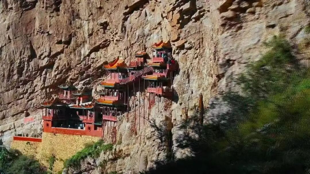 千年古寺内做引体向上、损坏博物馆蛇标本、长城上刻字……文物破坏行为为何屡禁不绝? 千年古寺内做引体向上、损坏博物馆蛇标本、长城上刻字……文物破坏行为为何屡禁不绝?