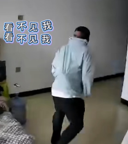 男子戴“彭于晏”头套入室行窃,刚进门就被客厅监控吓跑,警察都笑了……他当晚被抓 男子戴“彭于晏”头套入室行窃,刚进门就被客厅监控吓跑,警察都笑了……他当晚被抓