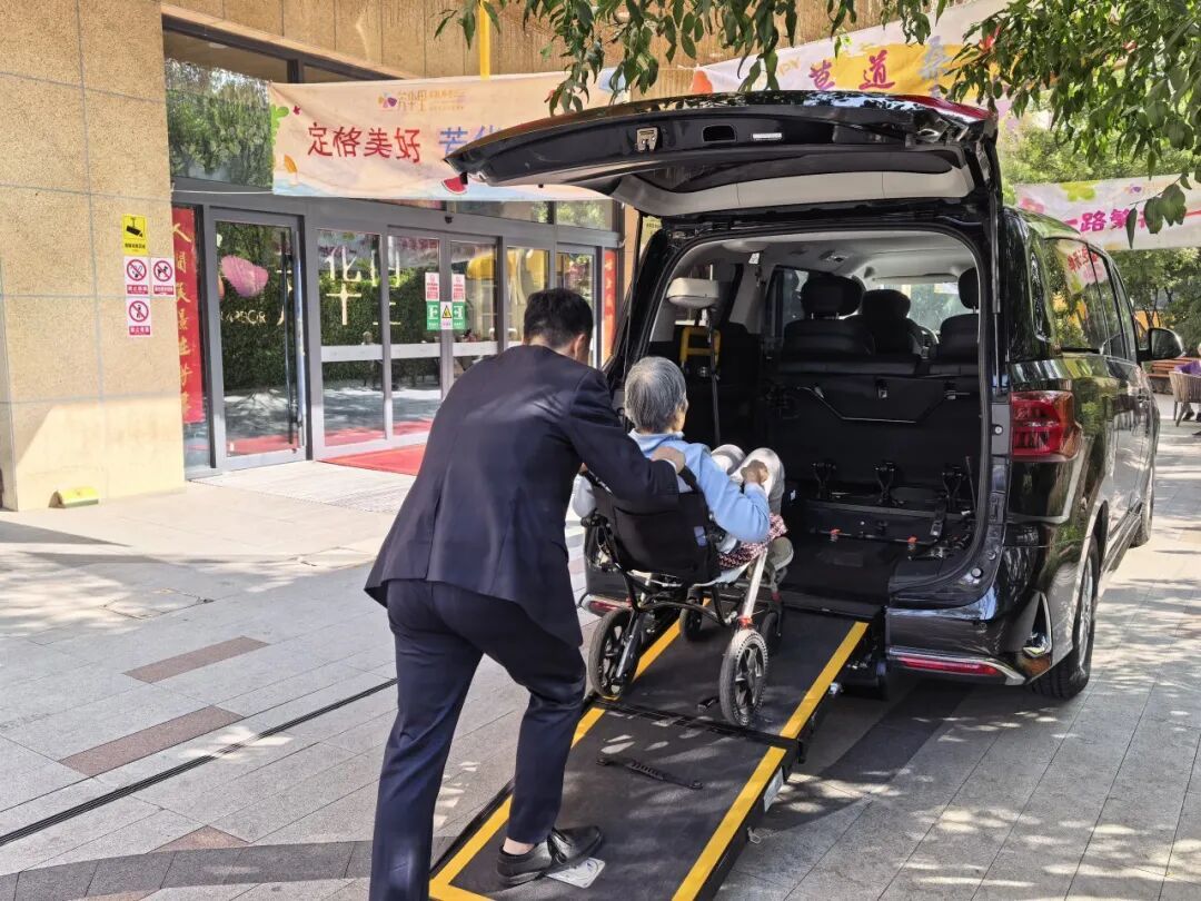 从“没人停”到“一键到”!新国标护航银龄出行,北京这波操作暖了 从“没人停”到“一键到”!新国标护航银龄出行,北京这波操作暖了