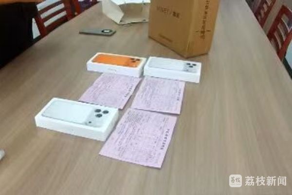 快递司机立功!3部高档手机被拦截 快递司机立功!3部高档手机被拦截