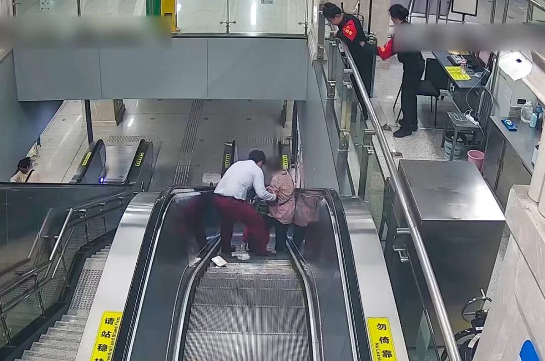 老人携带行李乘坐扶梯不慎摔倒，危急时刻他冲刺30米，紧急按停电梯，全程4秒！