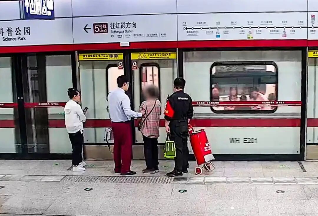老人携带行李乘坐扶梯不慎摔倒，危急时刻他冲刺30米，紧急按停电梯，全程4秒！