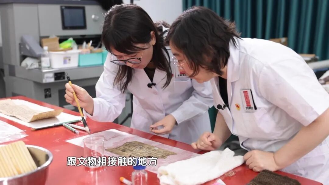 古墓里挖出的血衣如何还原?他们用八千块血污布,复刻古墓的黑暗 古墓里挖出的血衣如何还原?他们用八千块血污布,复刻古墓的黑暗