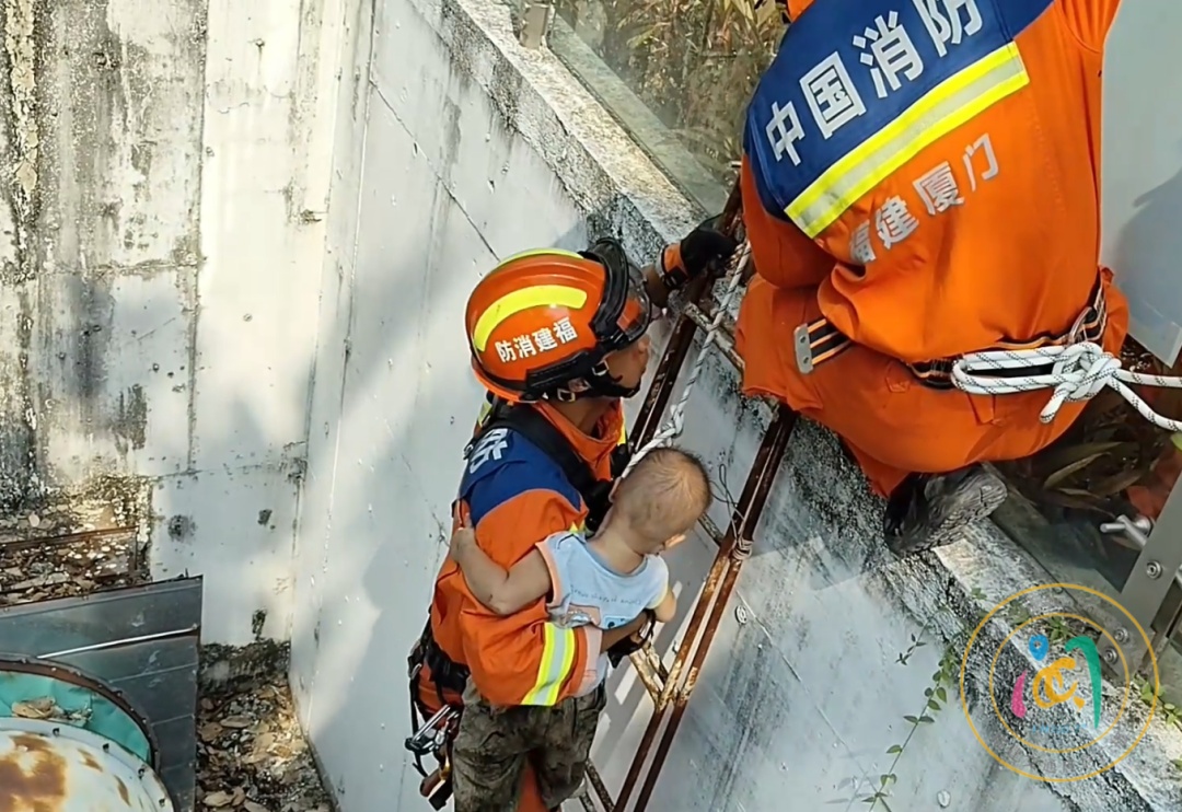 厦门一公园内,5岁男童不慎掉入深坑,消防紧急赶赴现场救援,成功将男童抱出 厦门一公园内,5岁男童不慎掉入深坑,消防紧急赶赴现场救援,成功将男童抱出