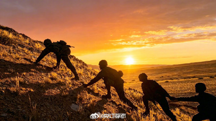 与霞光同框!子弟兵超帅光影大片 与霞光同框!子弟兵超帅光影大片