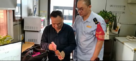 乘客遗落装有4000元现金的背包,好心乘客与公交人员接力送回 乘客遗落装有4000元现金的背包,好心乘客与公交人员接力送回
