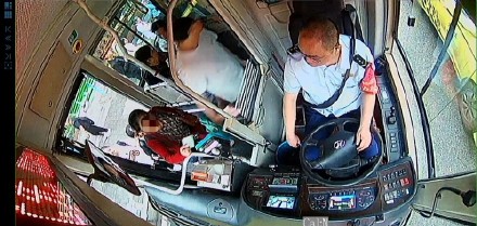 乘客遗落装有4000元现金的背包,好心乘客与公交人员接力送回 乘客遗落装有4000元现金的背包,好心乘客与公交人员接力送回