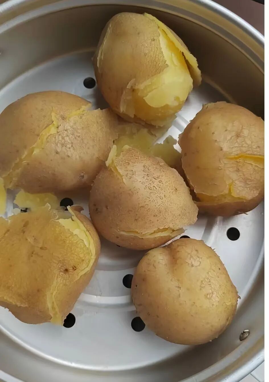 男子为健身常年吃土豆等粗粮,为避免发芽囤一冰柜熟土豆,营养专家建议→ 男子为健身常年吃土豆等粗粮,为避免发芽囤一冰柜熟土豆,营养专家建议→