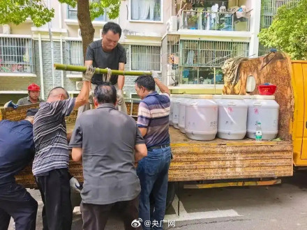 女子自制酵素大桶堆满屋邻居慌了 女子自制酵素大桶堆满屋邻居慌了