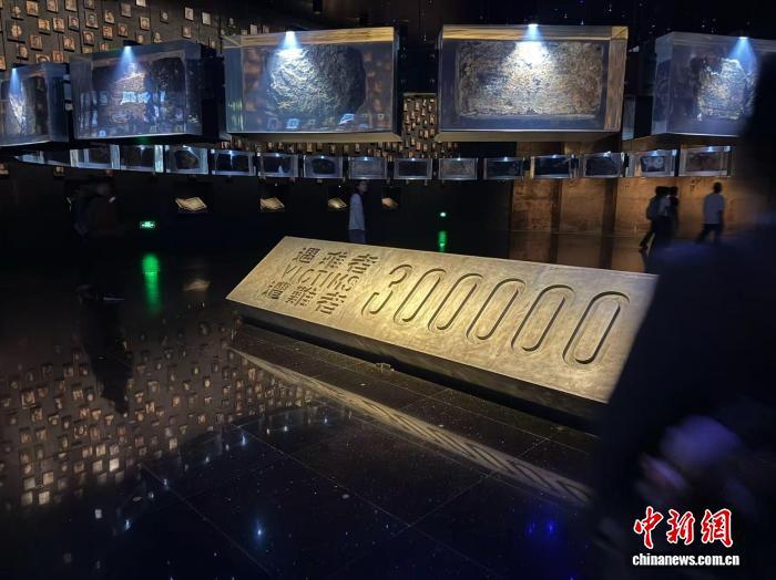 外国记者参观侵华日军南京大屠杀遇难同胞纪念馆:铭记历史是一种责任 外国记者参观侵华日军南京大屠杀遇难同胞纪念馆:铭记历史是一种责任