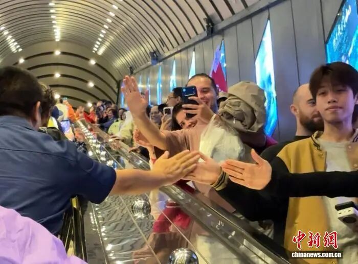 湖南张家界扶梯击掌走红网络:一记击掌何以打动人心? 湖南张家界扶梯击掌走红网络:一记击掌何以打动人心?