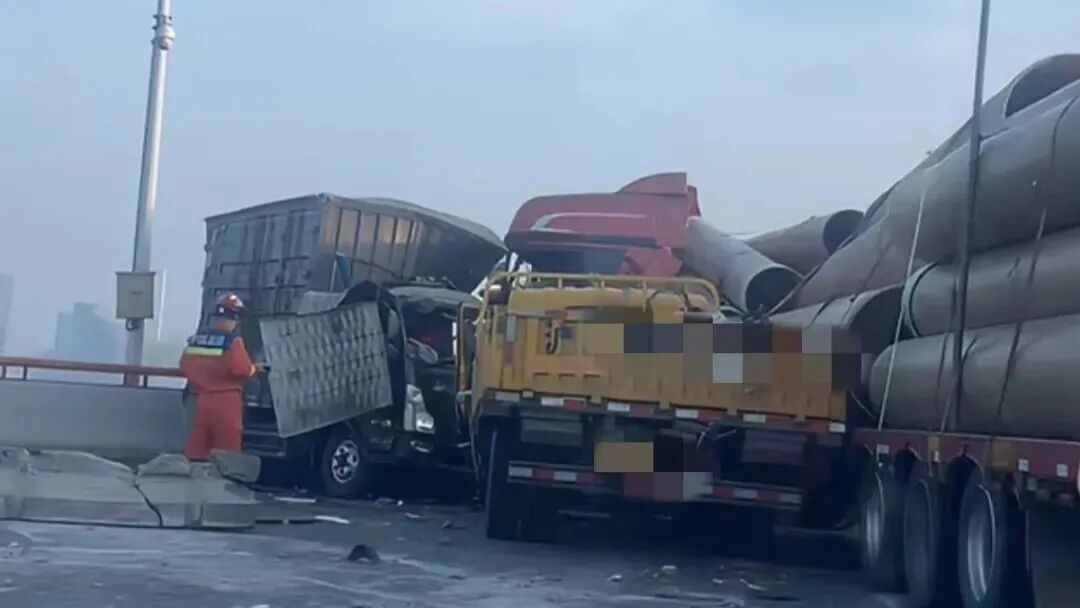 一辆装载管状货物半挂车冲入对向车道,警方发布通报—— 一辆装载管状货物半挂车冲入对向车道,警方发布通报——