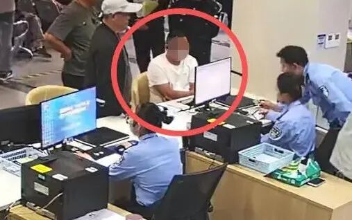 主动“送上门”!杭州一男子办交通违法业务时被发现是网上在逃人员;当场被抓 主动“送上门”!杭州一男子办交通违法业务时被发现是网上在逃人员;当场被抓