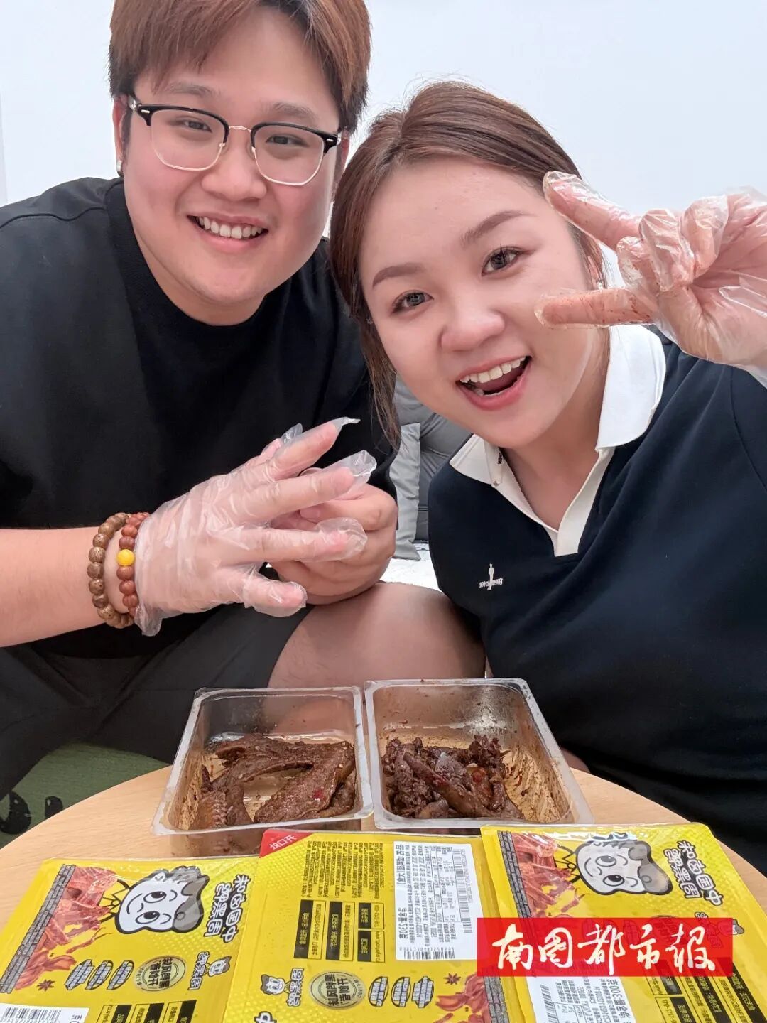 "糊涂鬼,手机交给警察了哦!”三亚这对情侣找到了,还被失主远程“投喂”→ "糊涂鬼,手机交给警察了哦!”三亚这对情侣找到了,还被失主远程“投喂”→