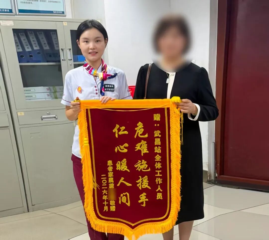 刚下火车就心跳骤停!义乌大妈在武汉地铁命悬一线,接下来这10分钟惊心动魄 刚下火车就心跳骤停!义乌大妈在武汉地铁命悬一线,接下来这10分钟惊心动魄