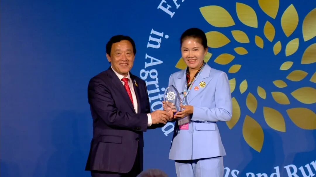 殷玉珍，站上联合国领奖台