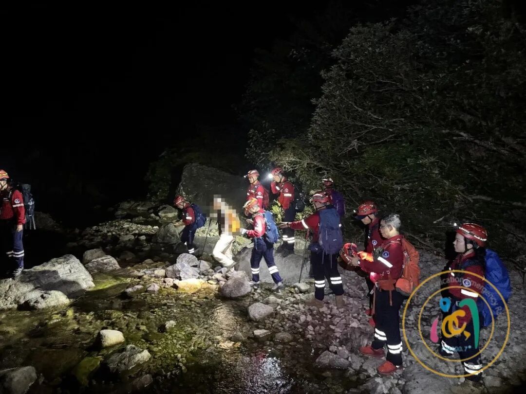 两人在福州闽侯十八重溪迷路被困,救援队紧急出动 两人在福州闽侯十八重溪迷路被困,救援队紧急出动