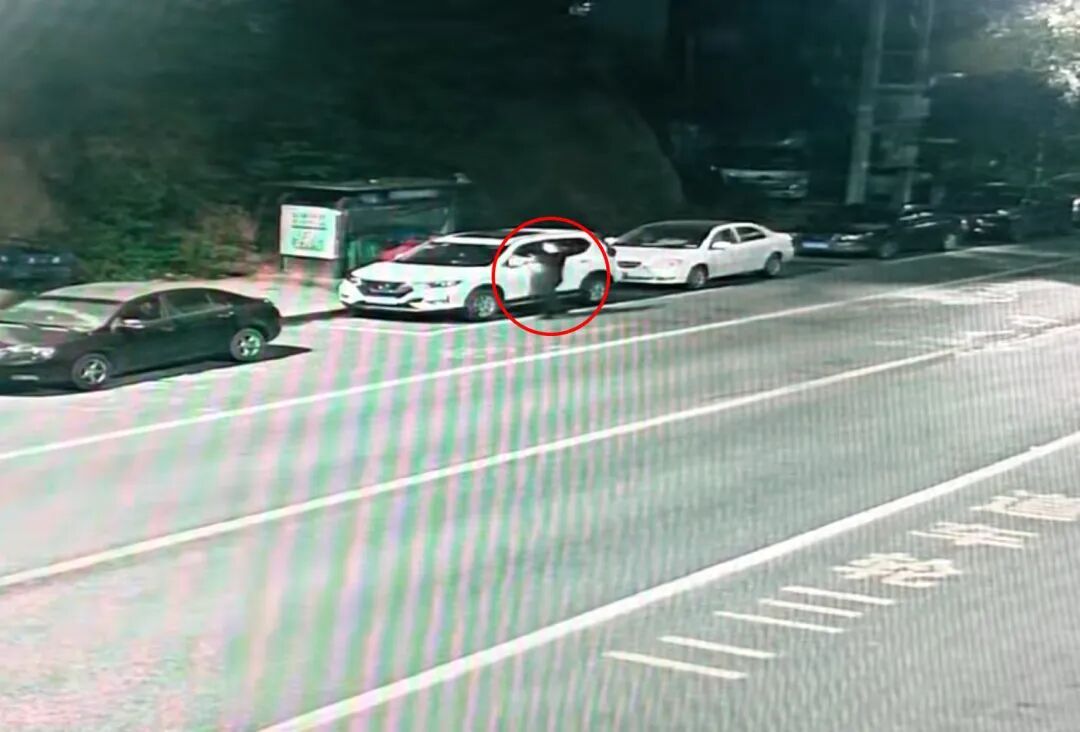辅警熊宇休假吃宵夜,“顺手”抓了个嫌疑人 辅警熊宇休假吃宵夜,“顺手”抓了个嫌疑人