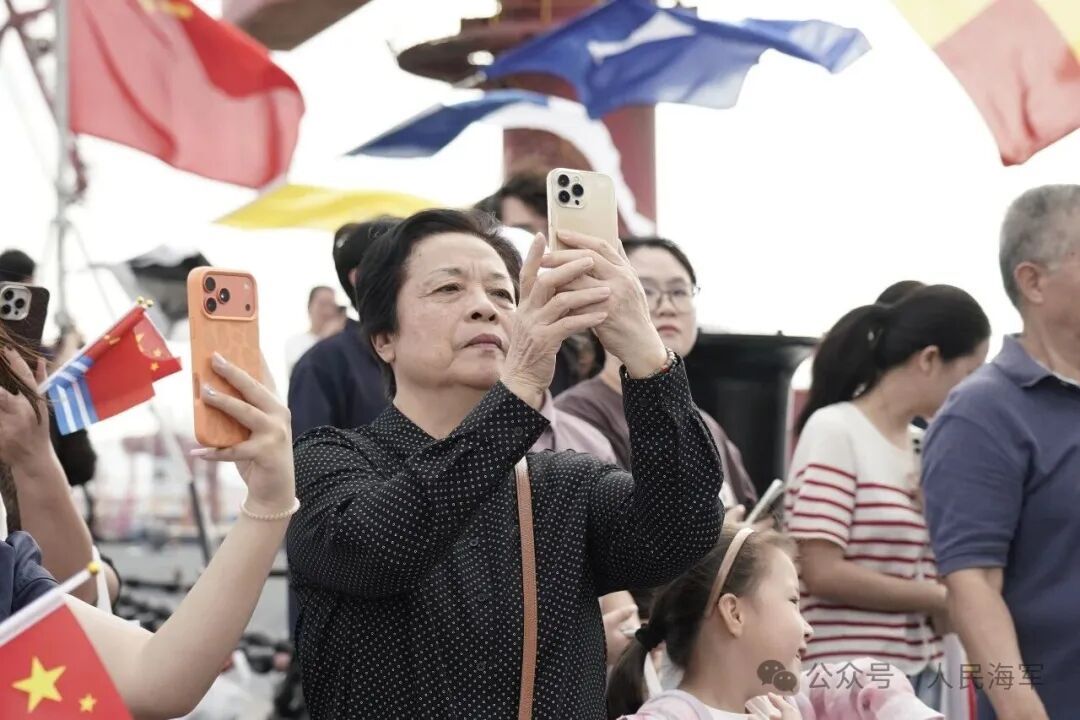 福州舰回福州!舰艇开放日迎来第一批参观市民 福州舰回福州!舰艇开放日迎来第一批参观市民