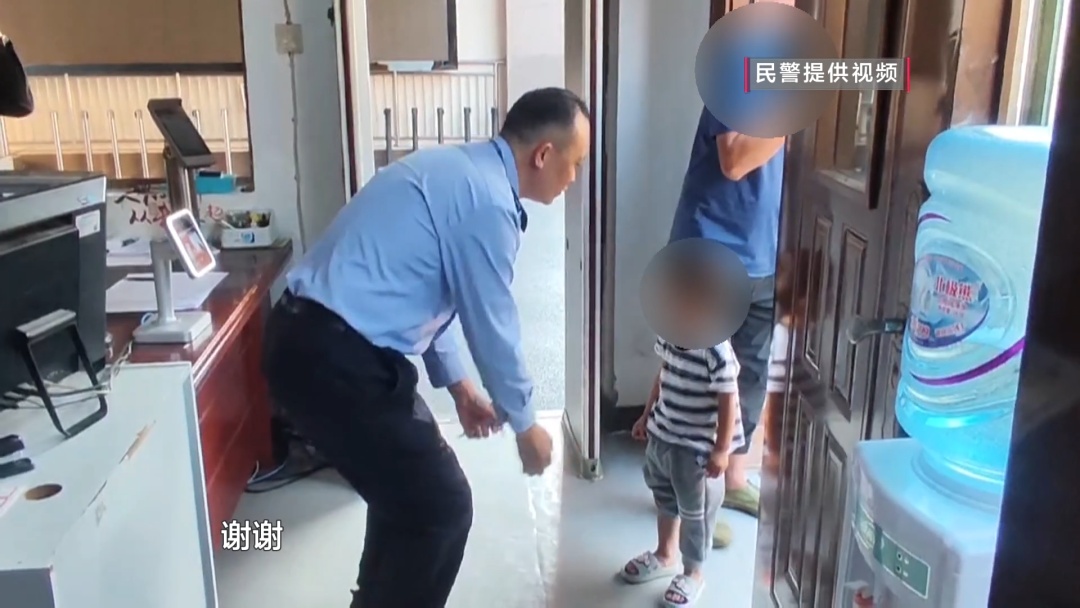 贵阳两岁幼童独自在马路中行走,幸被一学校保安发现,警民接力救助 贵阳两岁幼童独自在马路中行走,幸被一学校保安发现,警民接力救助