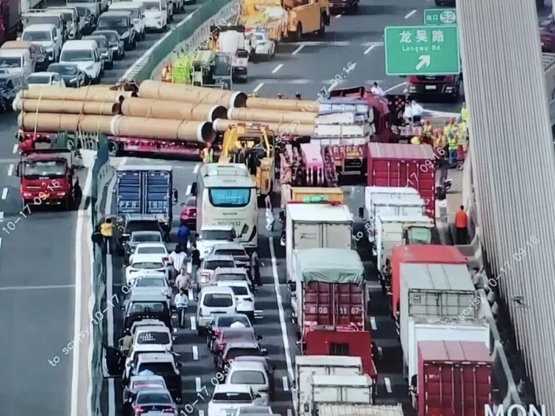 一辆装载管状货物半挂车冲入对向车道,警方发布通报—— 一辆装载管状货物半挂车冲入对向车道,警方发布通报——