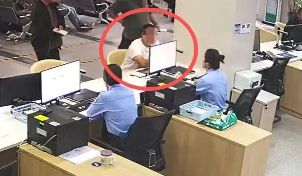 主动“送上门”!杭州一男子办交通违法业务时被发现是网上在逃人员;当场被抓 主动“送上门”!杭州一男子办交通违法业务时被发现是网上在逃人员;当场被抓