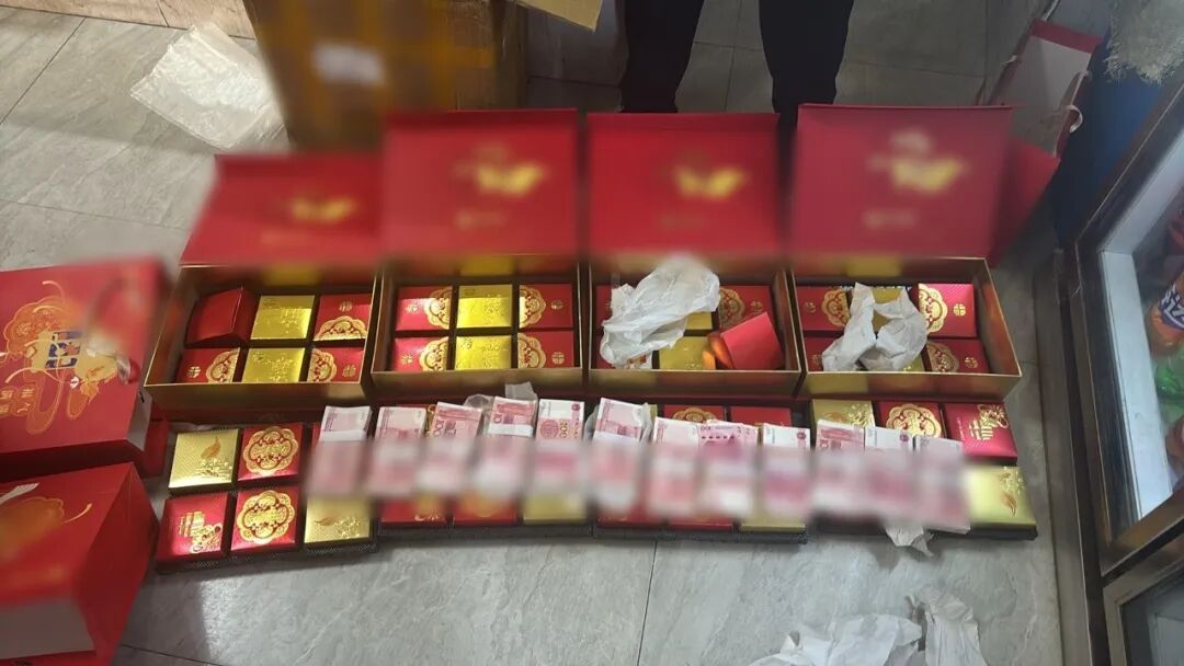 快递藏“猫腻”！警方紧急拦截邮寄现金、名表