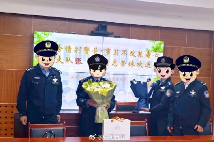 缉毒警退休合照全员打码 致敬!谢谢你们的守护! 缉毒警退休合照全员打码 致敬!谢谢你们的守护!