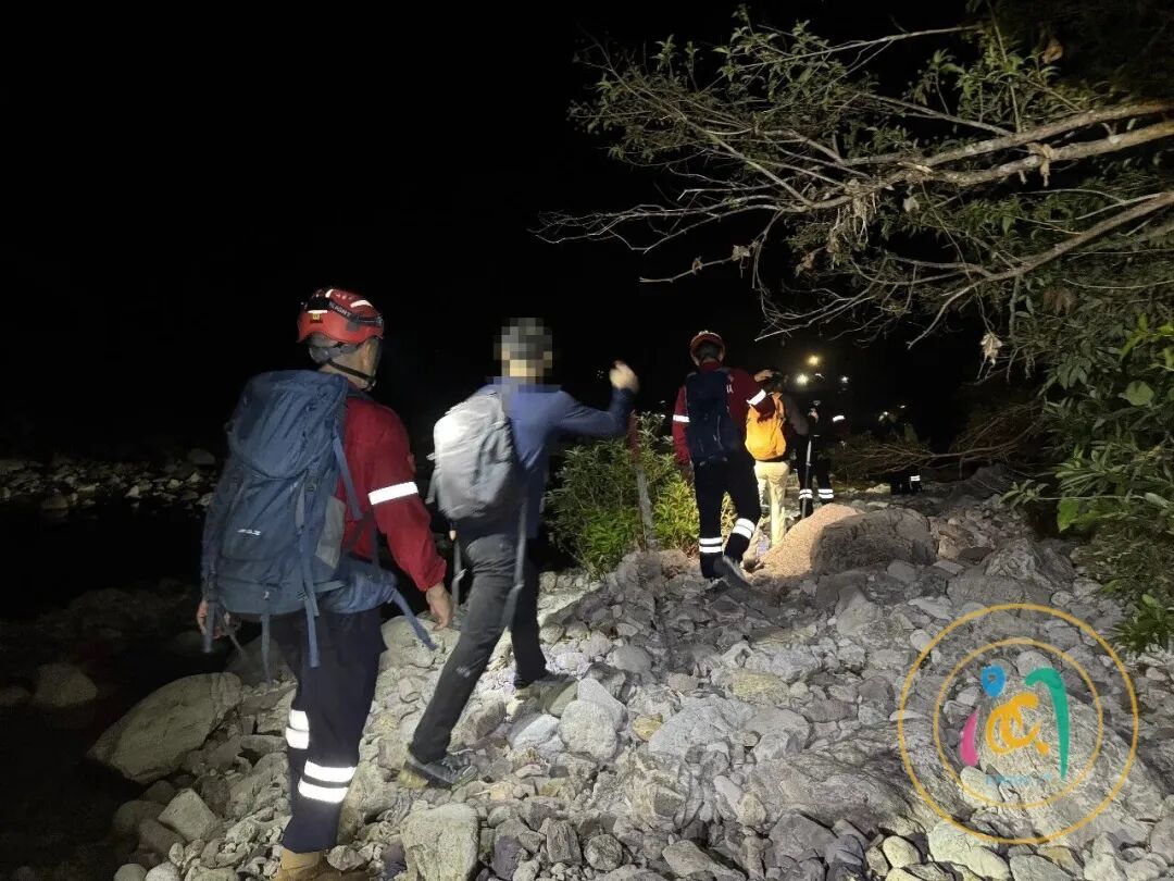 两人在福州闽侯十八重溪迷路被困,救援队紧急出动 两人在福州闽侯十八重溪迷路被困,救援队紧急出动