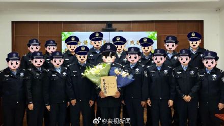 缉毒警退休合照全员打码 致敬!谢谢你们的守护! 缉毒警退休合照全员打码 致敬!谢谢你们的守护!