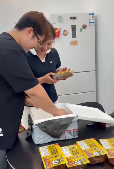 “糊涂鬼,手机交给警察了!”三亚“00后”情侣这波操作获全网点赞 “糊涂鬼,手机交给警察了!”三亚“00后”情侣这波操作获全网点赞