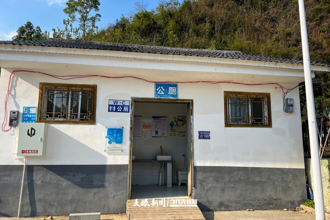 贵阳一旅游厕所流出泥浆水,村民游客用水均受影响 贵阳一旅游厕所流出泥浆水,村民游客用水均受影响