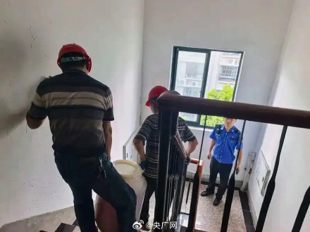 女子自制酵素大桶堆满屋邻居慌了 女子自制酵素大桶堆满屋邻居慌了