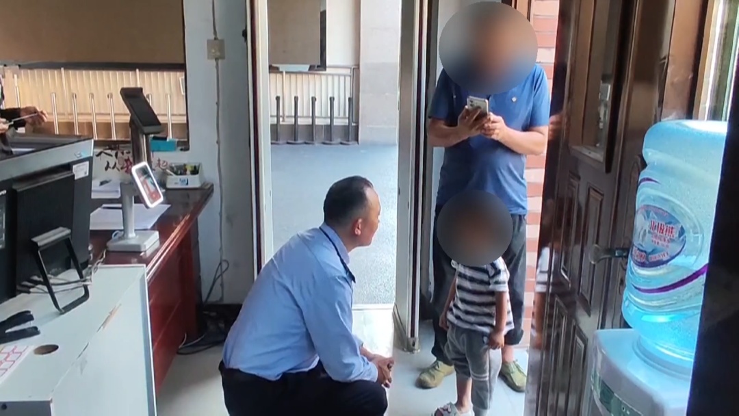 贵阳两岁幼童独自在马路中行走,幸被一学校保安发现,警民接力救助 贵阳两岁幼童独自在马路中行走,幸被一学校保安发现,警民接力救助
