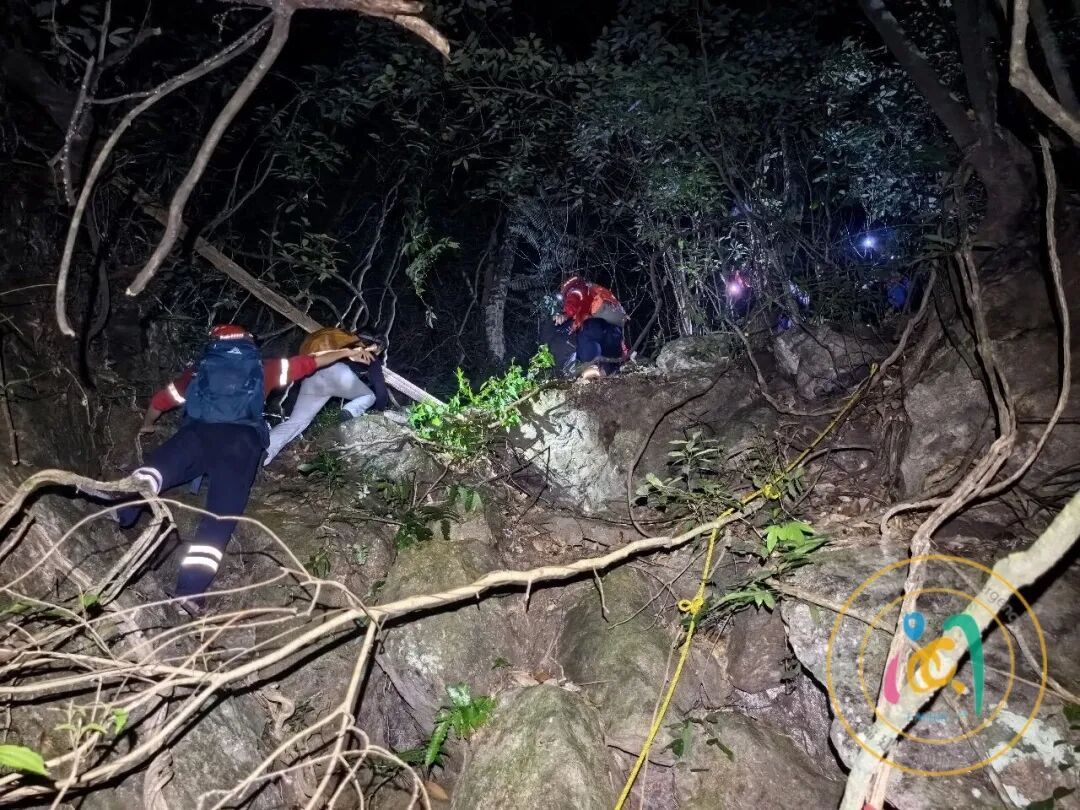 两人在福州闽侯十八重溪迷路被困,救援队紧急出动 两人在福州闽侯十八重溪迷路被困,救援队紧急出动