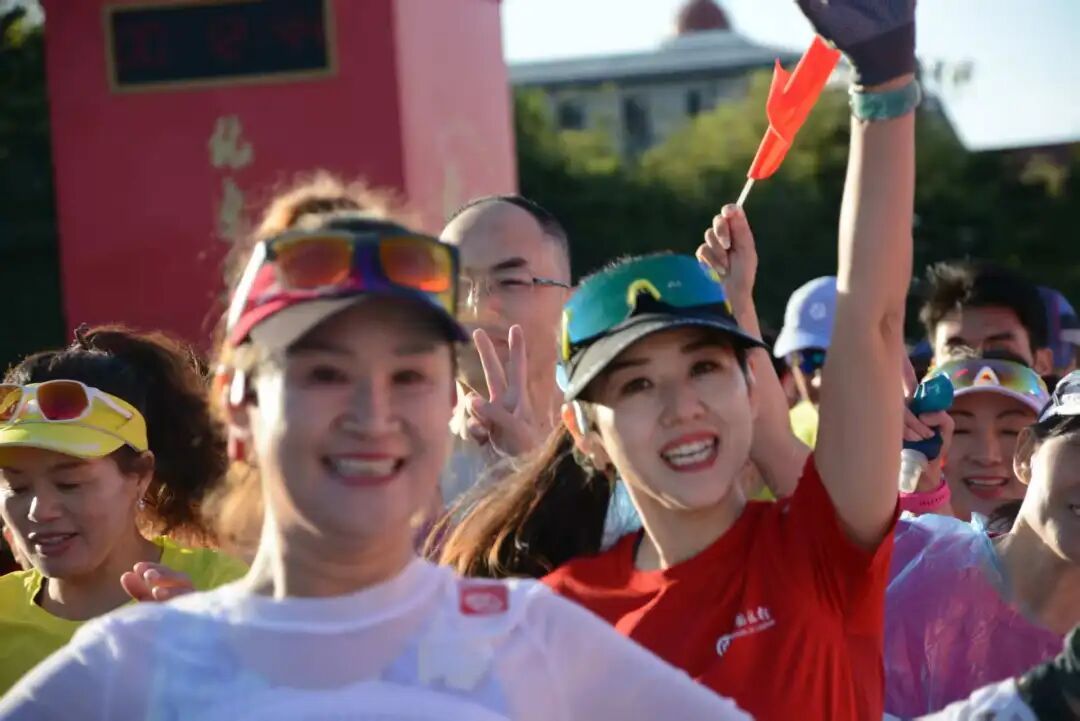 今晨天安门广场一眼望不到头！3.2万人齐热身，选手直呼：近距离看奥运冠军，太享受