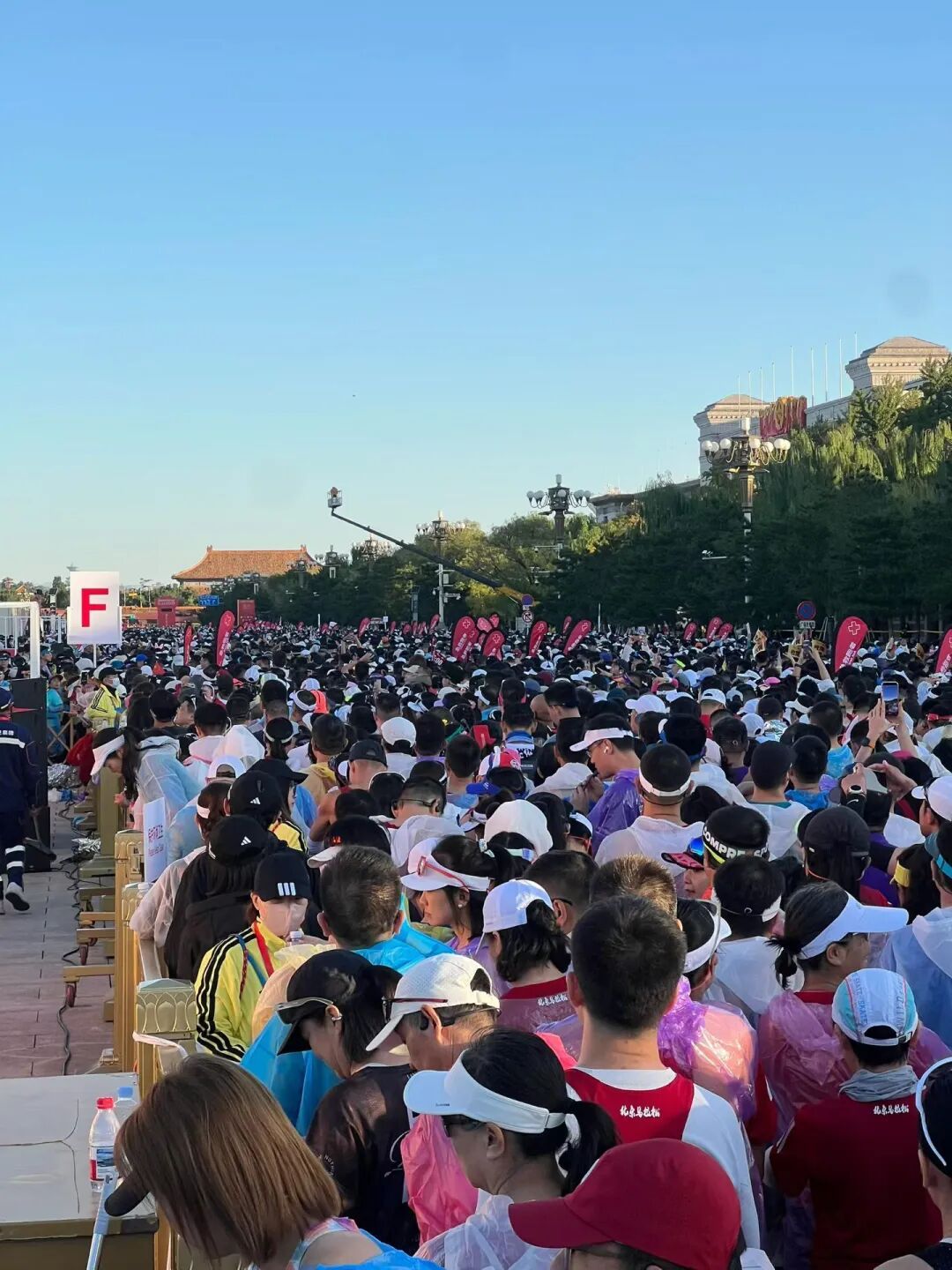 今晨天安门广场一眼望不到头！3.2万人齐热身，选手直呼：近距离看奥运冠军，太享受
