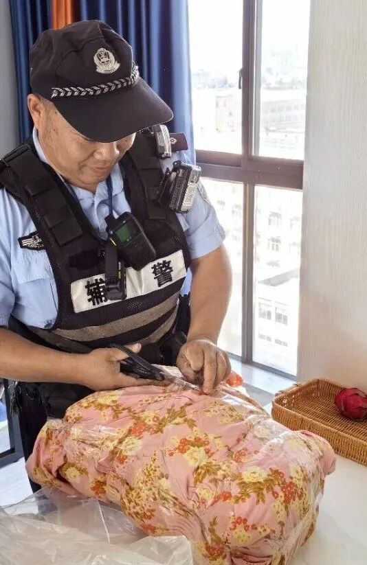 海宁一阿姨带了床裹好的被子要出门,儿子报警! 海宁一阿姨带了床裹好的被子要出门,儿子报警!