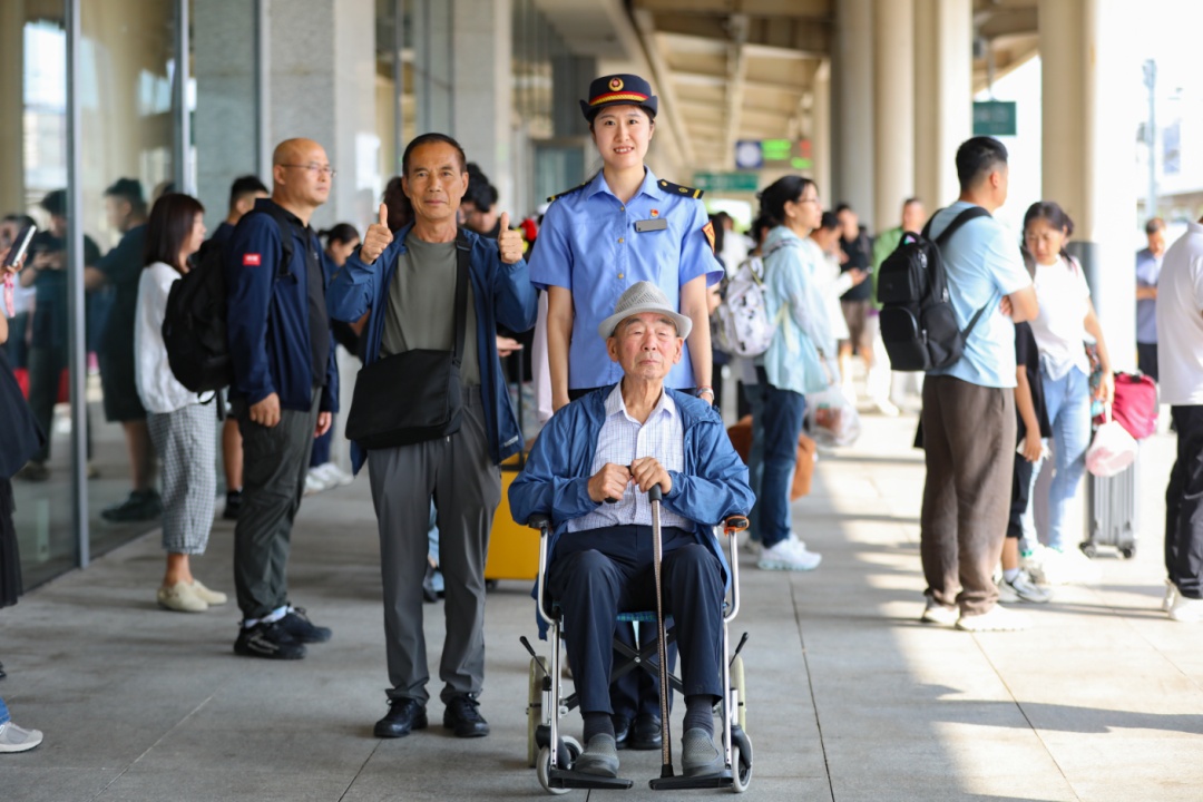 60周岁及以上老年人购买这类火车票，明起可享受“折上折”优惠