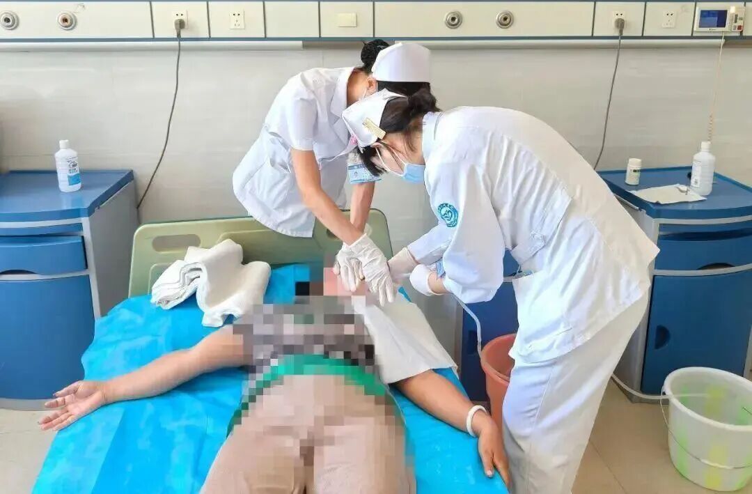 “以为是饮料，尝了一口是洁厕剂”！爷爷替孙子试喝，一口下去被紧急送医→