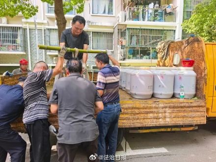 女子沉迷自制酵素75公斤大桶堆满屋
