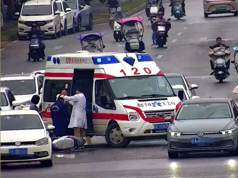 上饶街头大爷摔倒晕厥，三位热心群众拉起雨衣为晕倒大爷遮雨 救人者：当时没想那么多